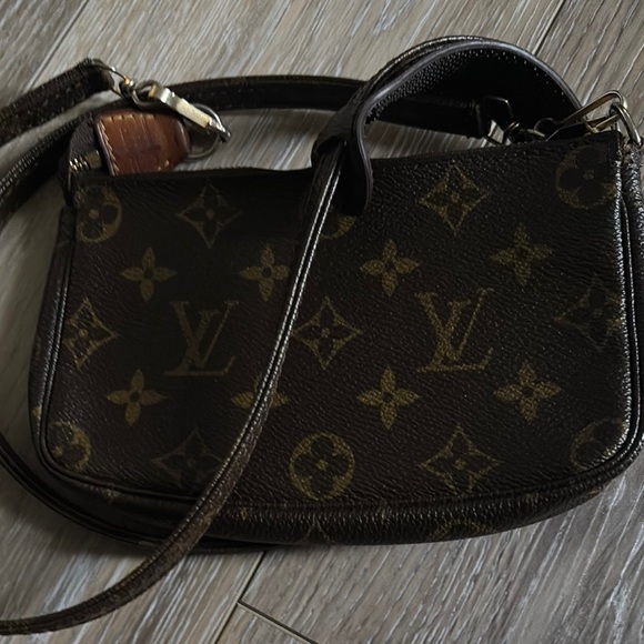 Louis Vuitton Brown Monogram Shoulder Bag with Gold Hardware - Picture 2 of 15